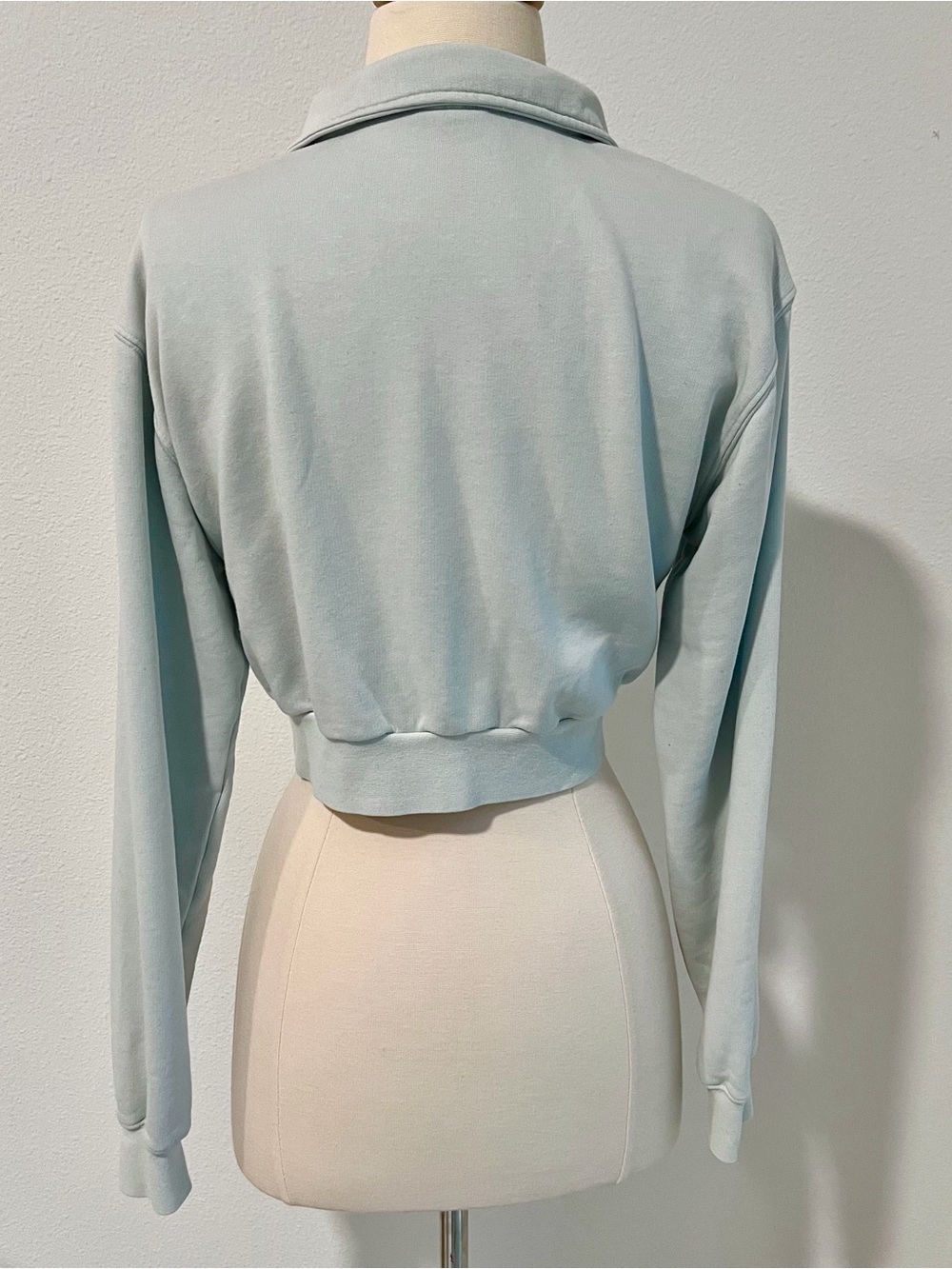 Aritzia Tna Airy Fleece Boyfriend 1/4 Zip Cropped Sweatshirt Ice Grey Blue - Picture 4 of 6